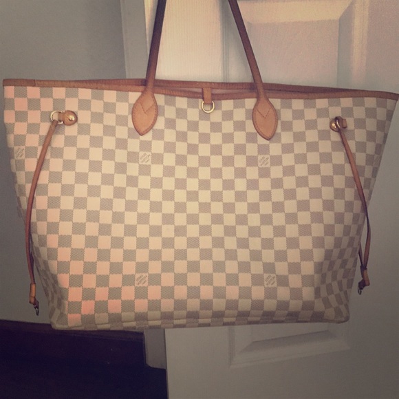 Louis Vuitton Handbags - Louis Vuitton Neverfull purse with wristlet